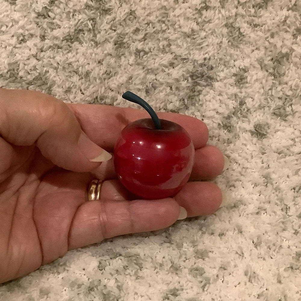 Red Cherry Lip Gloss NWT Beauty Treats cruelty Free 1.5” x 1.5” - Picture 13 of 14